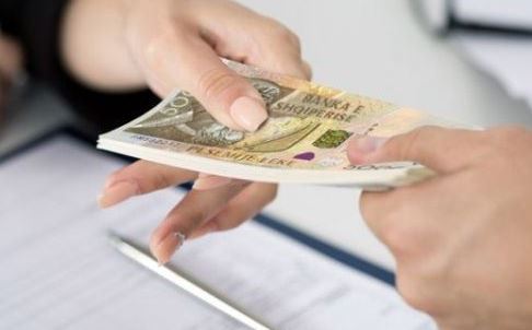 Bie ndjeshem kredia ne Korrik: Sektoret me pak dhe me shume te financuar